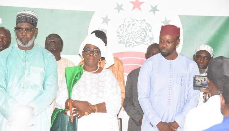 Barricadé chez lui…Maggi Pastef vole au secours de Sonko