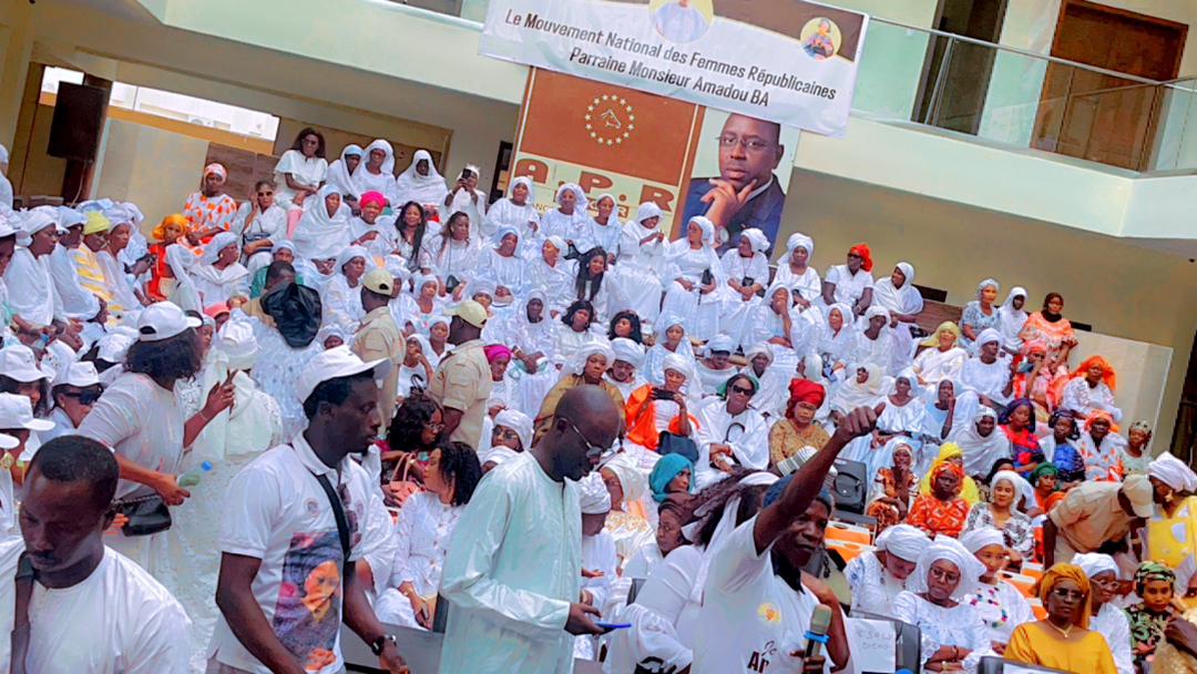 LE MOUVEMENT NATIONAL DES FEMMES DE L&rsquo;APR REMET 111.000 PARRAINAGES A AMADOU BA