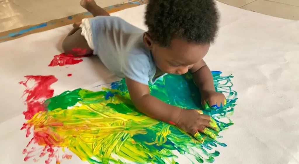 Fierté d&rsquo;une mère alors que son fils devient le plus jeune artiste masculin du monde
