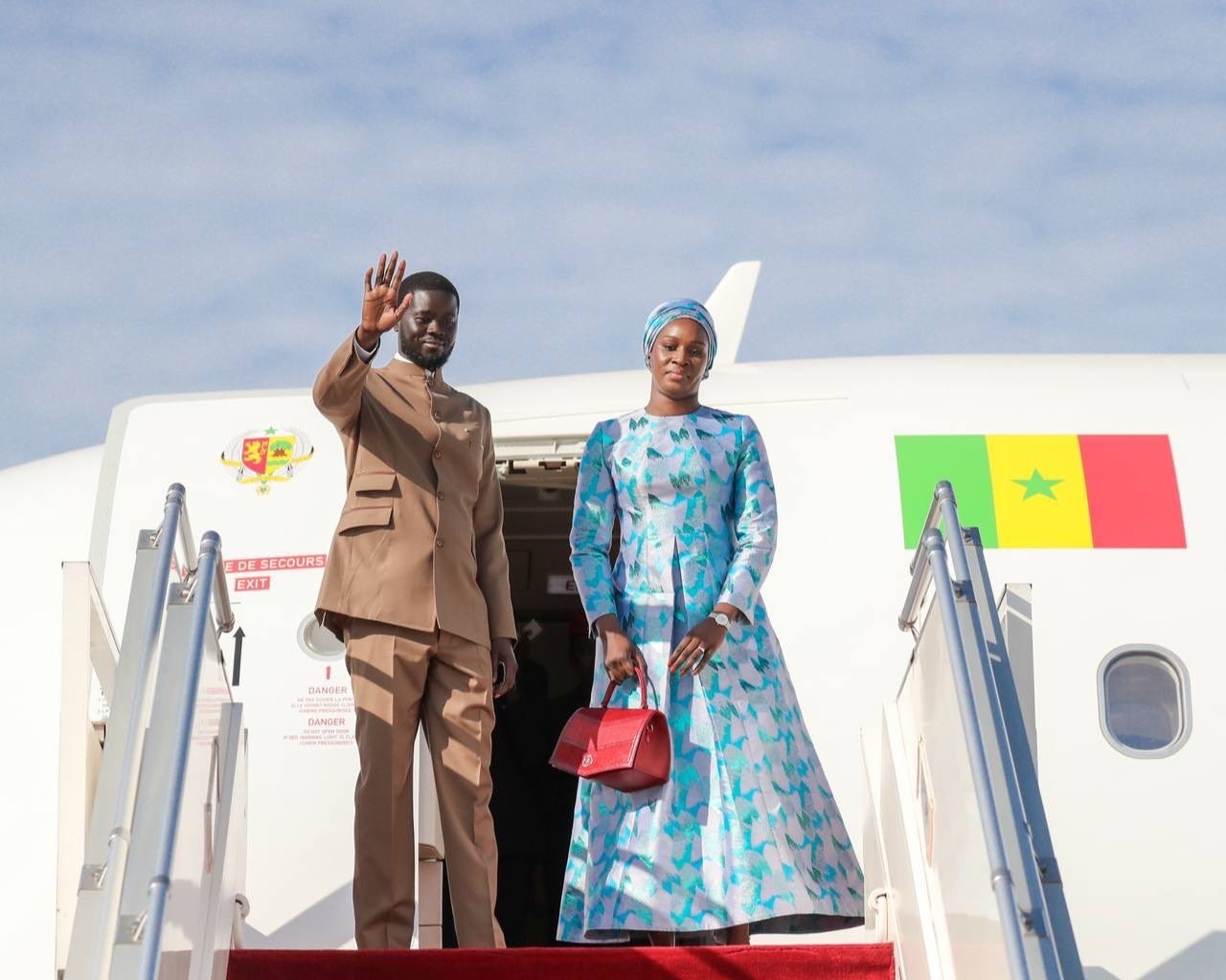 Le chef de l’Etat, Bassirou Diomaye Faye a quitté Dakar, ce matin pour Paris  accompagné de la première Dame (photos)