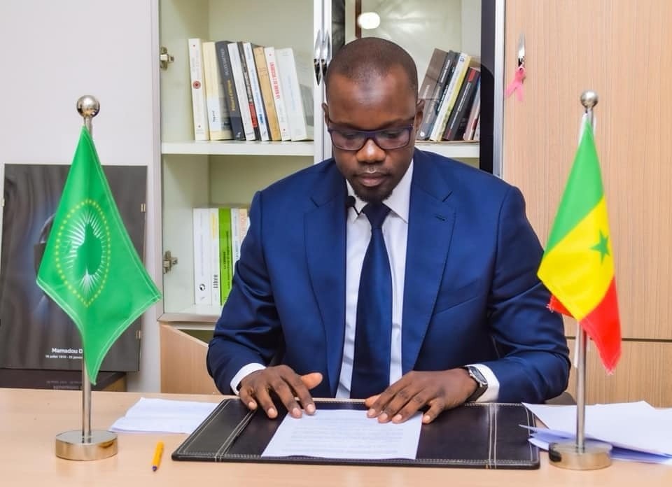 Rationalisation énergétique : Sonko interdit l&rsquo;utilisation de machines à café, réfrigérateurs et micro-ondes dans les bureaux  (circulaire)