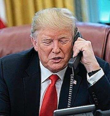 La signature de Donald Trump bientôt sur les billets américains : une décision historique et controversée